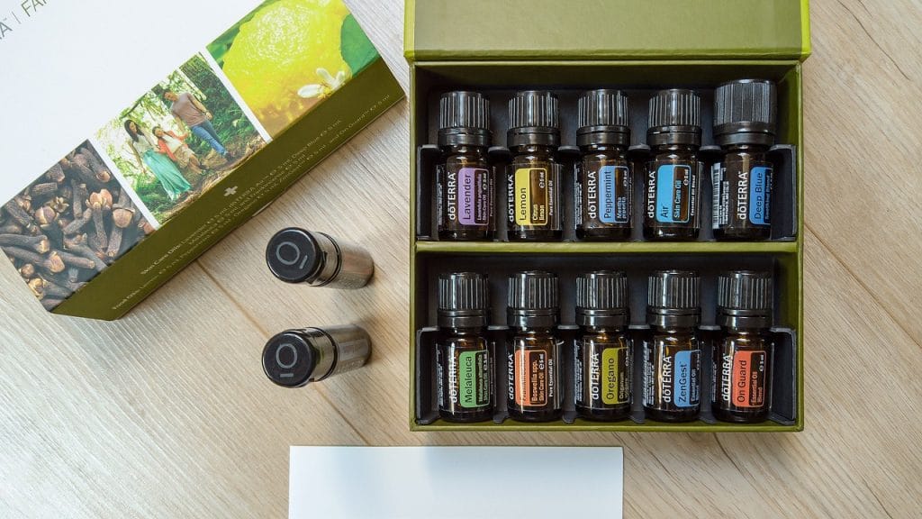 Kit family d'huiles essentielles doTERRA présentant les flacons lavande, citron, menthe poivrée, encens, origan, arbre à thé, synergie air, deep blue, zengest, on guard